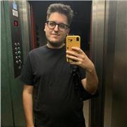 Graduado en Magisterio de Primaria con amplia formación en arte (literatura, música y cine), comunicación y sociología.